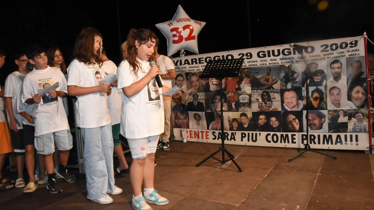 In via Ponchielli l’attesa delle 23.48 sarà scandita da diversi interventi Poi la lettura dei nomi delle 32 vittime affidata ai giovani In via Ponchielli l’attesa delle 23.48 sarà scandita da diversi interventi Poi la lettura dei nomi delle 32 vittime affidata ai giovani