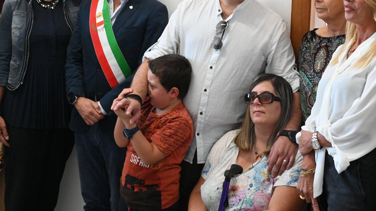 Il sindaco Mario Pardini insieme alla famiglia del piccolo Mattia D’Arrigo Il sindaco Mario Pardini insieme alla famiglia del piccolo Mattia D’Arrigo