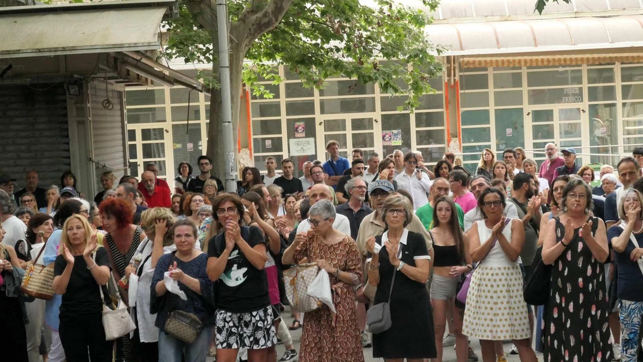 La recente protesta sotto le logge e il rendering del nuovo mercato La recente protesta sotto le logge e il rendering del nuovo mercato