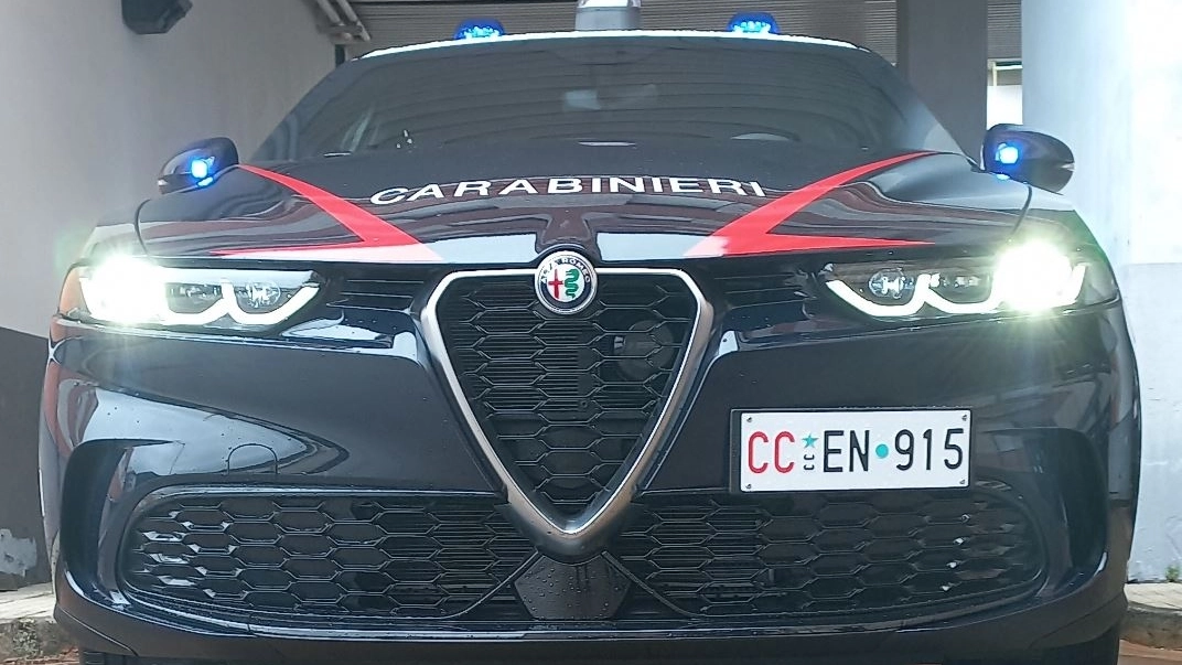 I carabinieri della radiomobile sarzanese sequestrano all'extracomunitario anche 765 euro in banconote di piccolo taglio