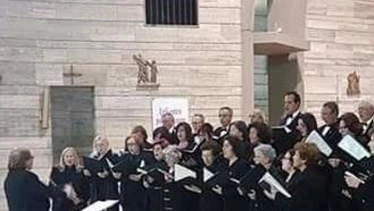 Il maestro Massimo Papini, recentemente scomparso, ha lasciato un segno indelebile nella corale "Lorenzo Perosi" di Montecatini. Con oltre trent'anni di direzione, ha instaurato un legame profondo con i membri, che lo ricordano con commozione e affetto. Papini, nonostante le difficoltà, ha sempre mostrato una grande passione per la musica e un umorismo unico. La sua prematura scomparsa ha lasciato un vuoto nel mondo musicale e nei cuori di coloro che lo hanno conosciuto. Il maestro Massimo Papini, recentemente scomparso, ha lasciato un segno indelebile nella corale "Lorenzo Perosi" di Montecatini. Con oltre trent'anni di direzione, ha instaurato un legame profondo con i membri, che lo ricordano con commozione e affetto. Papini, nonostante le difficoltà, ha sempre mostrato una grande passione per la musica e un umorismo unico. La sua prematura scomparsa ha lasciato un vuoto nel mondo musicale e nei cuori di coloro che lo hanno conosciuto.