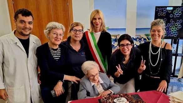 Ha spento cento candeline Maria Elisa Benati, residente alla Rsa "Costa di Argento" di Orbetello. Un traguardo importante, che la... Ha spento cento candeline Maria Elisa Benati, residente alla Rsa "Costa di Argento" di Orbetello. Un traguardo importante, che la...