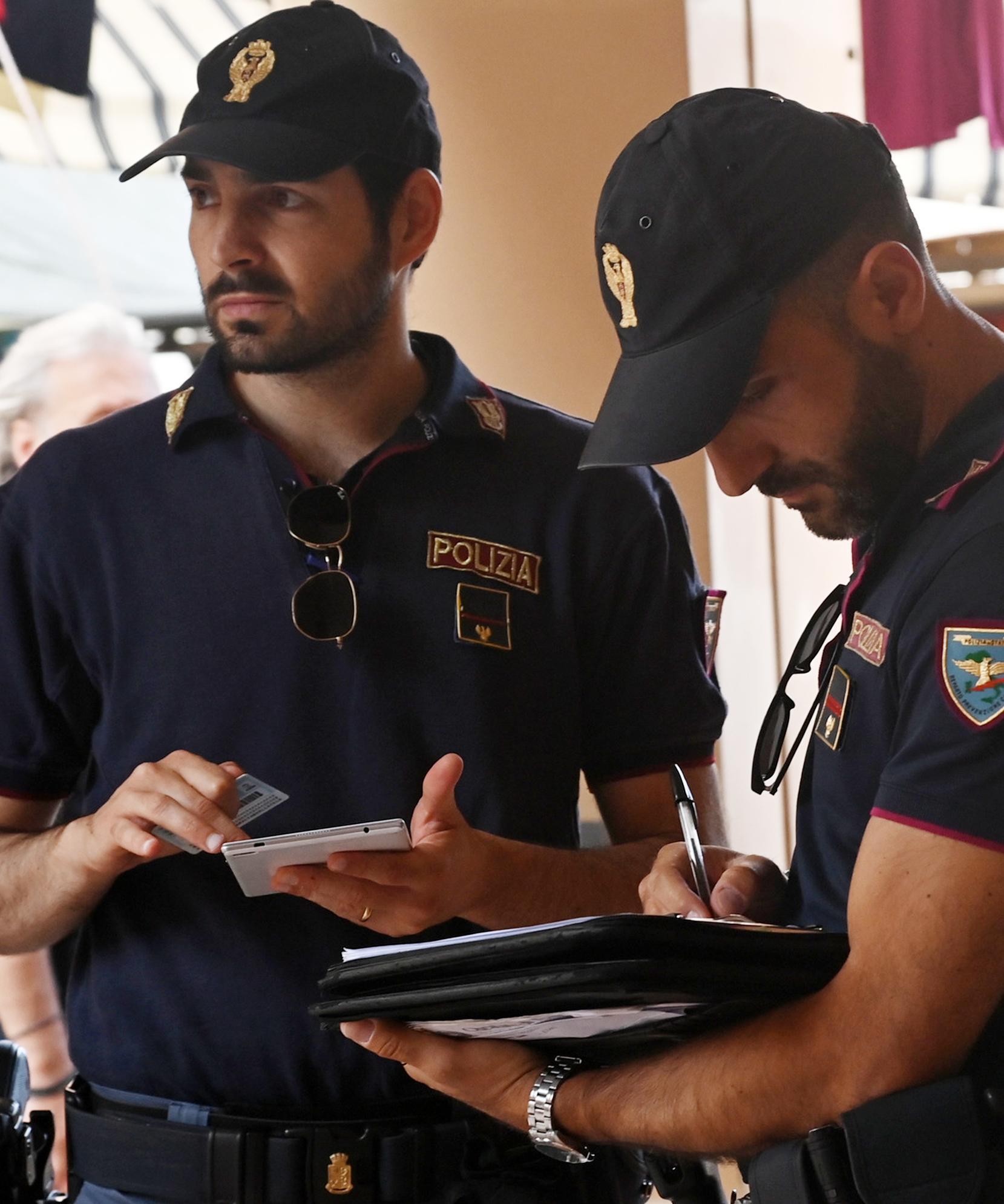Minaccia un turista e lo rapina. Arrestato dopo inseguimento. Raid anti droga: tre fermati Minaccia un turista e lo rapina. Arrestato dopo inseguimento. Raid anti droga: tre fermati