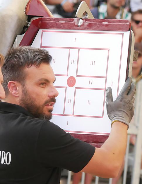 Caso cartellone ristampato: "Il centro si è spostato". Il Comune: falso, è tutto ok