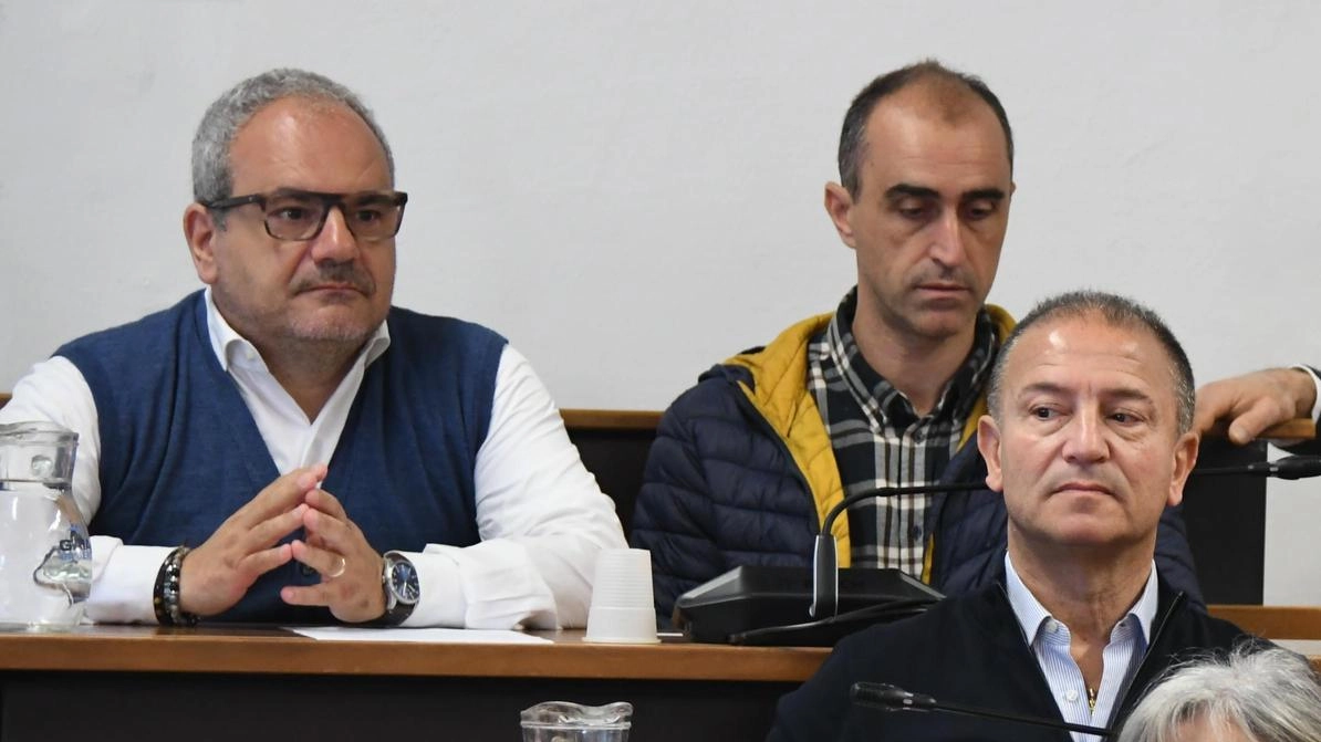 I banchi dell’opposizione in consiglio comunale con Simone Caffaz e Filippo Mirabella che hanno inviato due interventi contro il portavoce el la gestione della comunicazione a palazzo civico I banchi dell’opposizione in consiglio comunale con Simone Caffaz e Filippo Mirabella che hanno inviato due interventi contro il portavoce el la gestione della comunicazione a palazzo civico