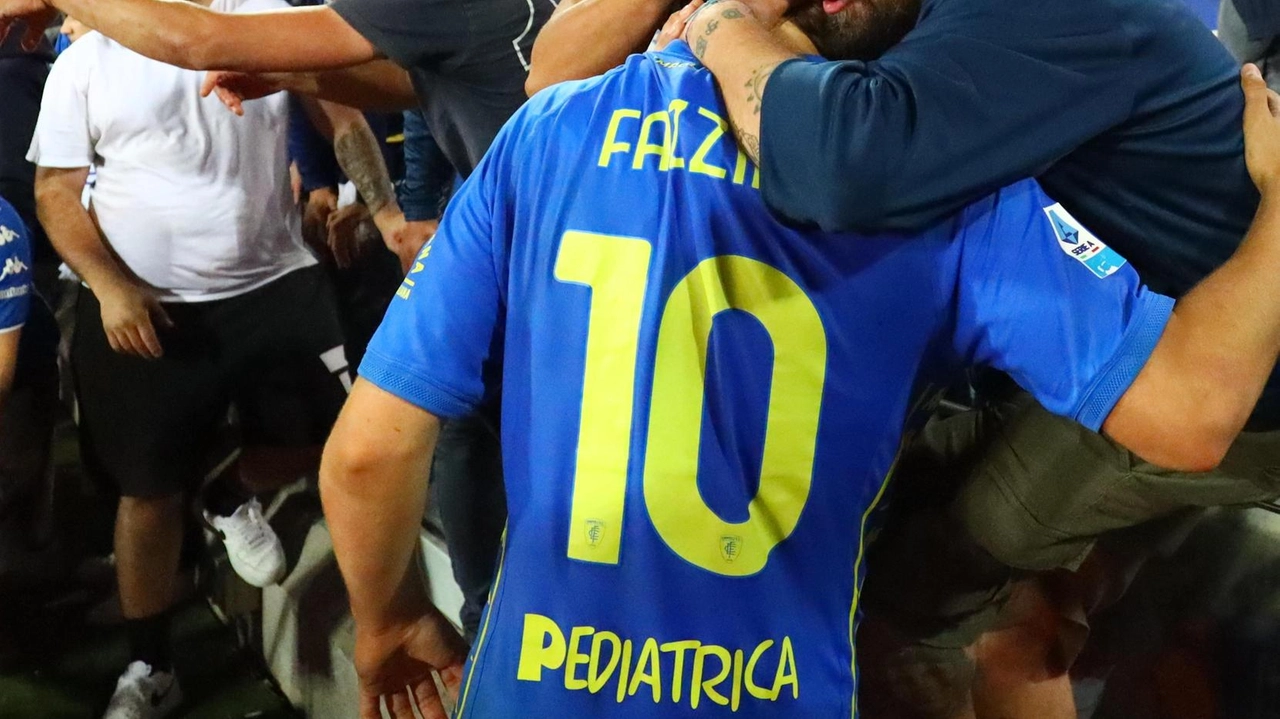 Tifosi dell’Empoli consolano Fazzini a fine partita contro il Verona domenica sera Tifosi dell’Empoli consolano Fazzini a fine partita contro il Verona domenica sera