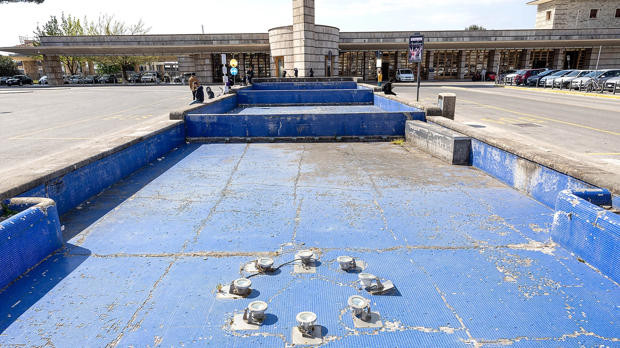 La fontana del Mazzoni in piazza Italia (Goiorani)