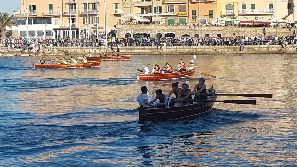 Inizia oggi la grande stagione del Palio marinaro, con le prime sfide che toccheranno agli equipaggi femminili (Foto d’archivio)