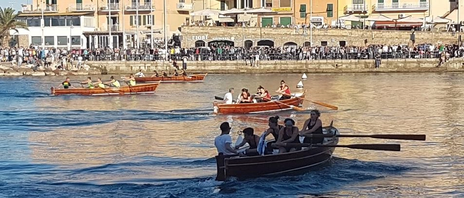 Palio marinaro, ci siamo. Prime a partire le donne. Gli schieramenti dei rioni