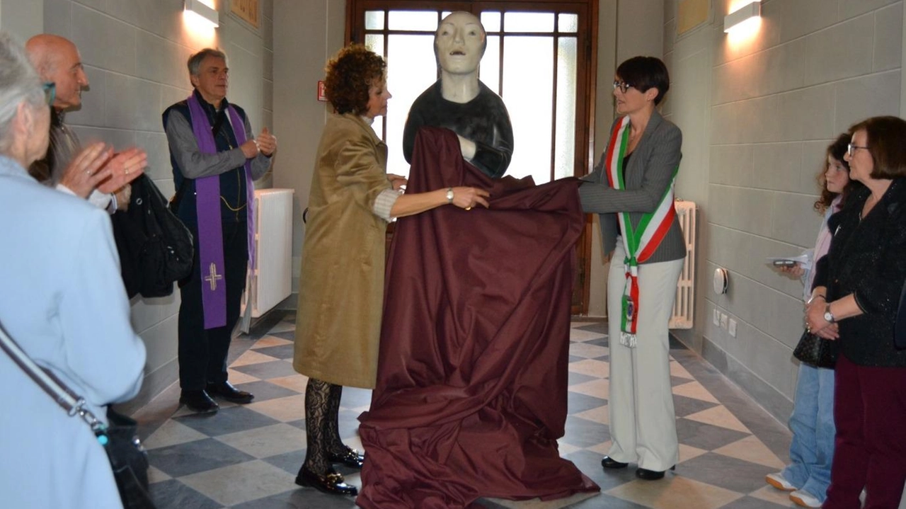 L’inaugurazione nell’atrio del Comune