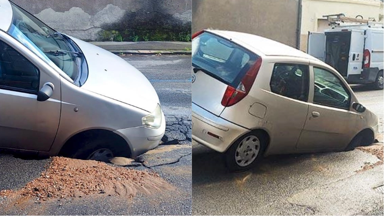 L'auto finita nella voragine