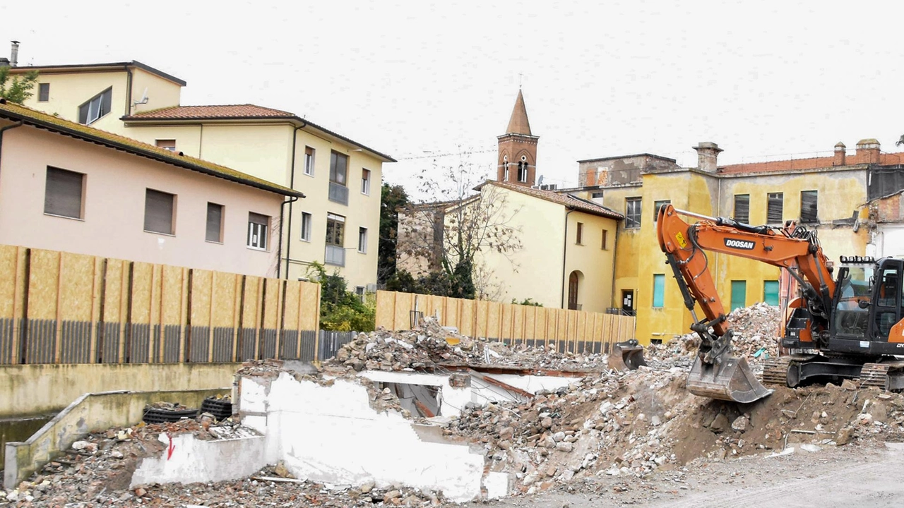 Completata l’opera di abbattimento dell’ala del vecchio ospedale cittadino Completata l’opera di abbattimento dell’ala del vecchio ospedale cittadino
