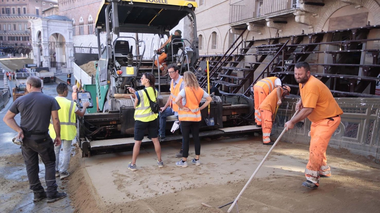 Ieri incontri delle rivali dal sindaco. E’ stato steso il tufo in Piazza Ieri incontri delle rivali dal sindaco. E’ stato steso il tufo in Piazza