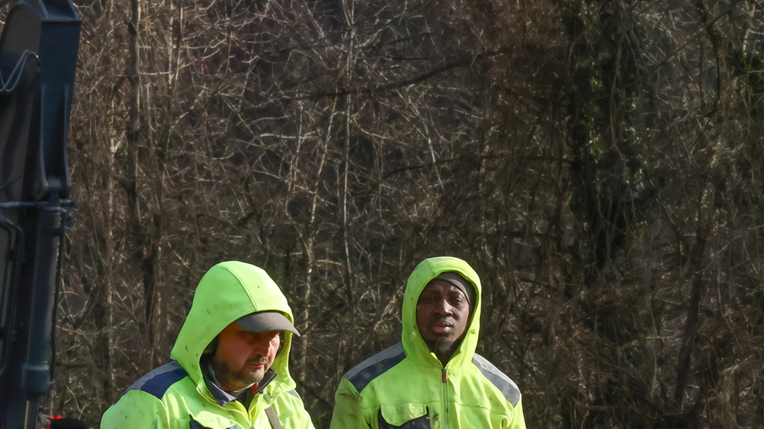 In Toscana, avviata la rimozione dei rifiuti nella valle del Rovigo. Nuova strada costruita per facilitare l'accesso.