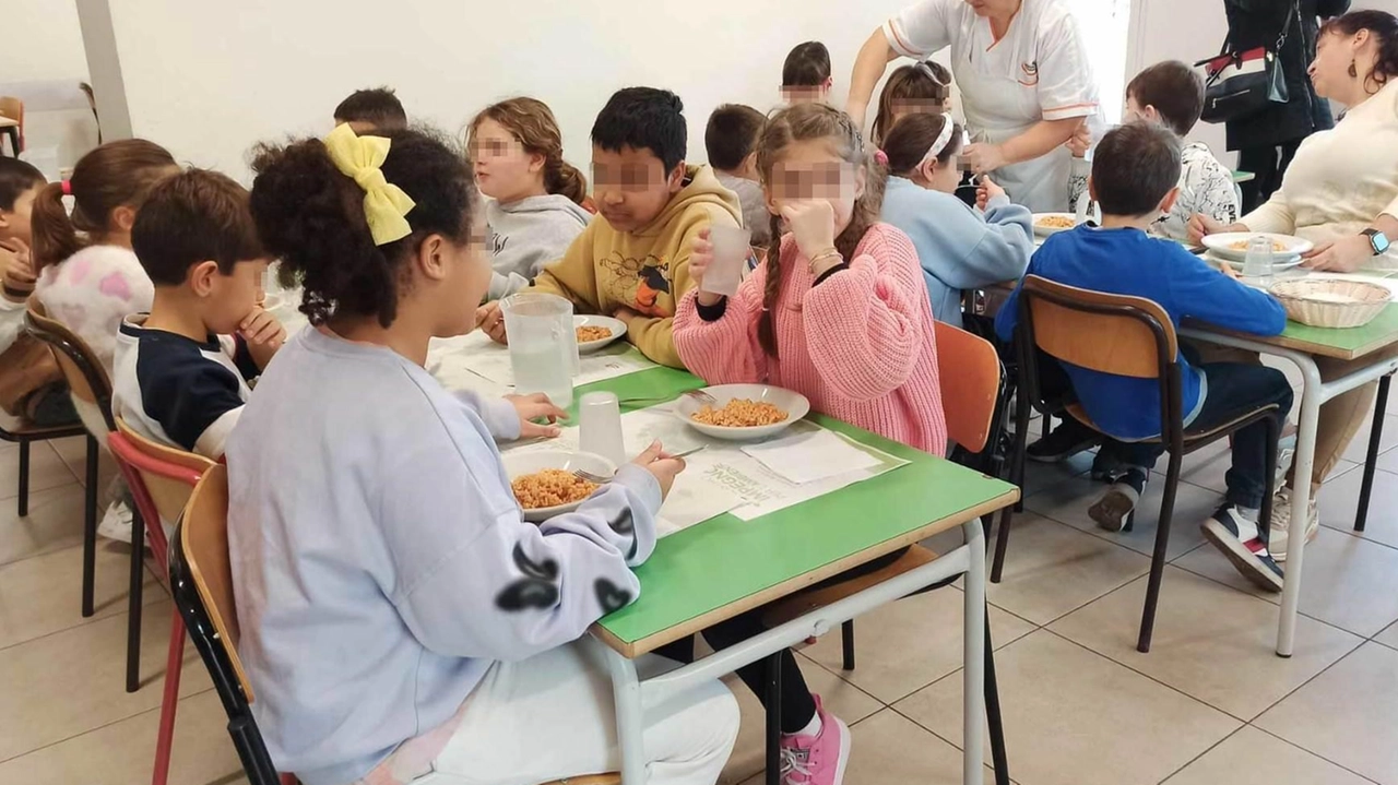 Bambini a pranzo alla mensa della. scuola Bambini a pranzo alla mensa della. scuola