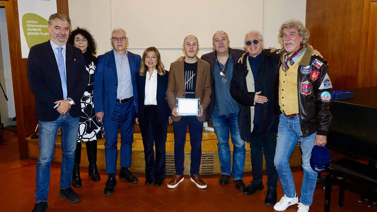 Marco De Vidi riceve il Premio nazionale di giornalismo musicale Agimp-Manzotti da Laura Morotti, moglie di Michele Manzotti. La consegna del premio è avvenuta a margine del convegno organizzato da Agimp a Firenze Marco De Vidi riceve il Premio nazionale di giornalismo musicale Agimp-Manzotti da Laura Morotti, moglie di Michele Manzotti. La consegna del premio è avvenuta a margine del convegno organizzato da Agimp a Firenze