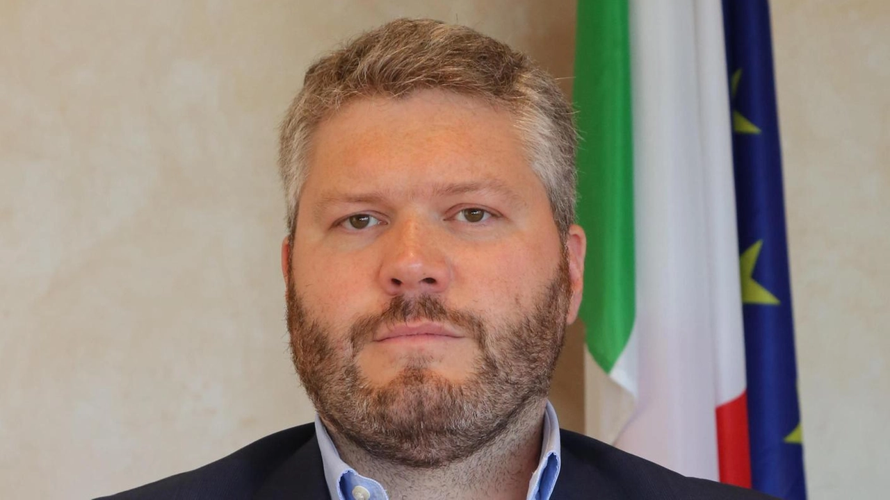 Il capogruppo dei Dem a gamba tesa dopo la polemica delle opposizioni per la somma spesa per l’esibizione di capodanno. Il capogruppo dei Dem a gamba tesa dopo la polemica delle opposizioni per la somma spesa per l’esibizione di capodanno.