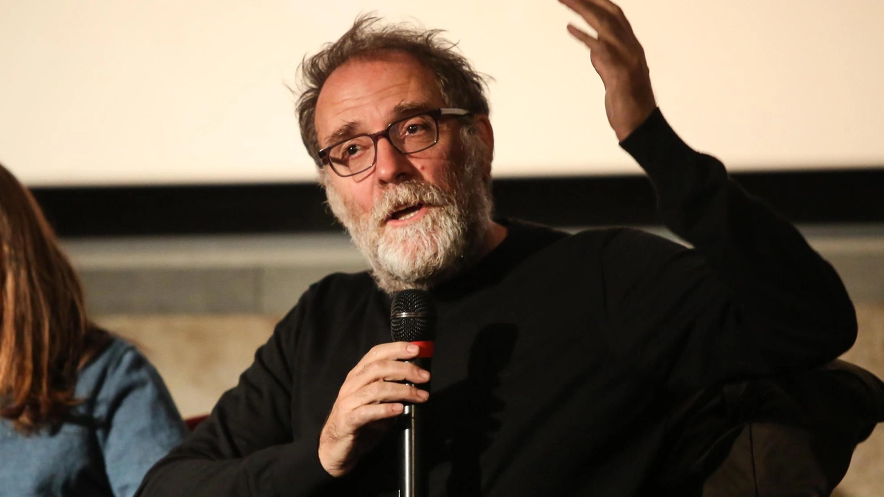 Il regista presenterà l’8 marzo il suo ultimo film. Una storia che tratta con ironia di amore e morte. Il regista presenterà l’8 marzo il suo ultimo film. Una storia che tratta con ironia di amore e morte.