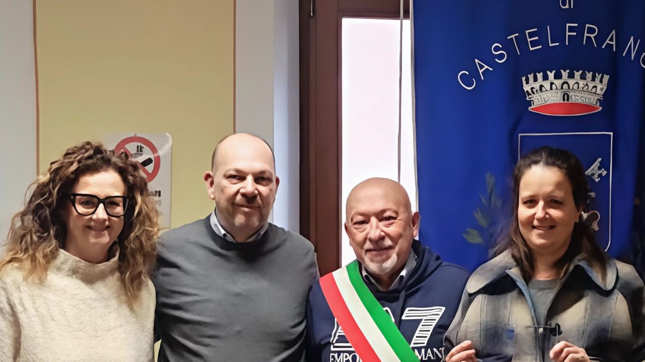 Da sinistra Patrizia Bonfanti, il sindaco Fabio Mini, l’assessore Giuseppe Calò e Valentina Bonfanti dopo la consegna del riconoscimento Da sinistra Patrizia Bonfanti, il sindaco Fabio Mini, l’assessore Giuseppe Calò e Valentina Bonfanti dopo la consegna del riconoscimento