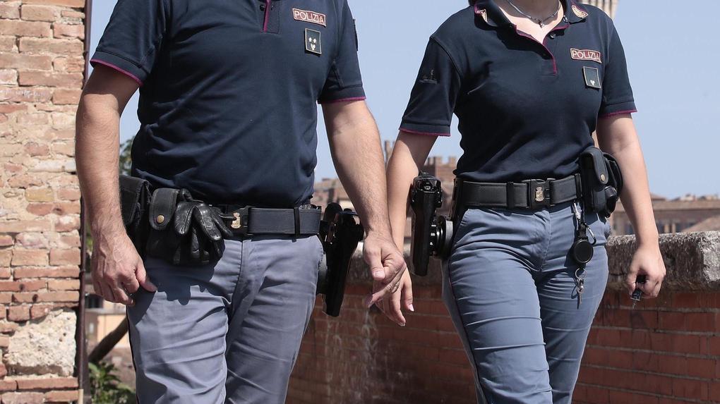 Centro massaggi cinese. Blitz della polizia: 2 denunce Centro massaggi cinese. Blitz della polizia: 2 denunce