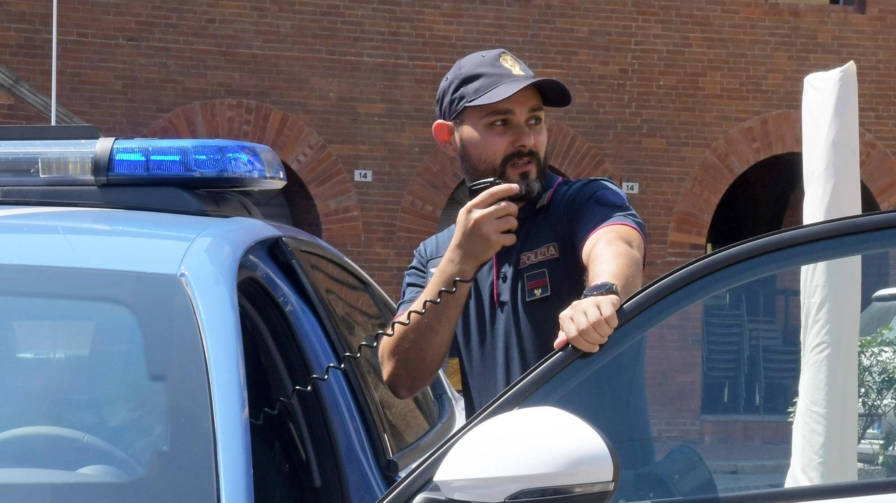 In via Taviani in pochi minuti sono arrivati la polizia e i carabinieri. Poi, sono giunti gli artificieri da Genova In via Taviani in pochi minuti sono arrivati la polizia e i carabinieri. Poi, sono giunti gli artificieri da Genova