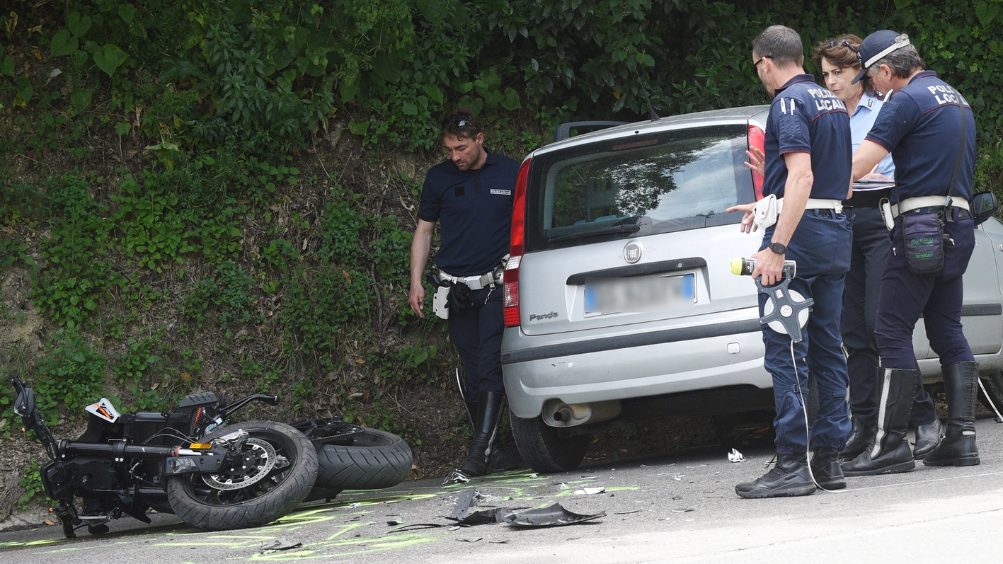 Il terribile incidente in via San Galigano attorno alle 13 di ieri: a perdere la vita è stato Francesco Pergolesi. Nell’impatto con un’auto il giovane è stato sbalzato in aria
