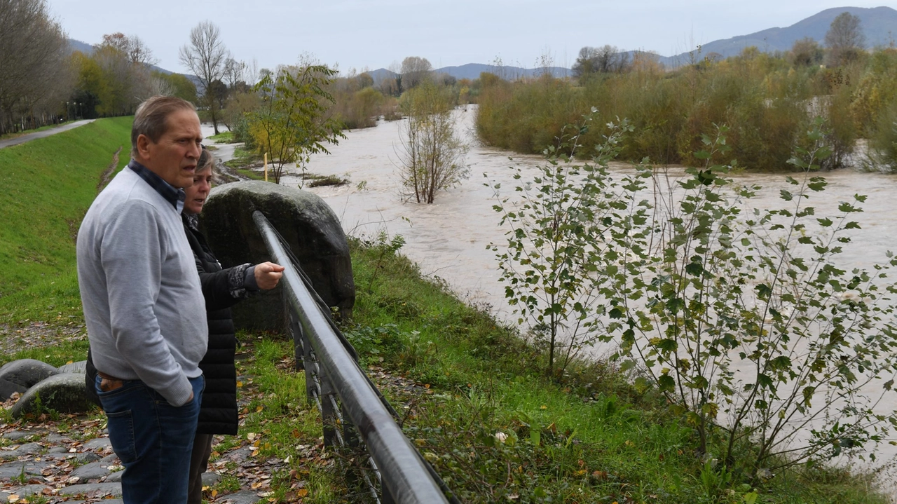 Il passaggio di una piena sul fiume Serchio (Foto Alcide) Il passaggio di una piena sul fiume Serchio (Foto Alcide)