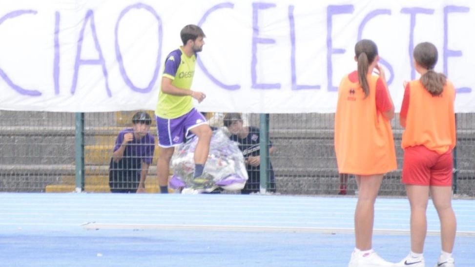 La prima amichevole per i biancorossi è stata con la Fiorentina. A inizio match un minuto di silenzio per il giocatore scomparso La prima amichevole per i biancorossi è stata con la Fiorentina. A inizio match un minuto di silenzio per il giocatore scomparso