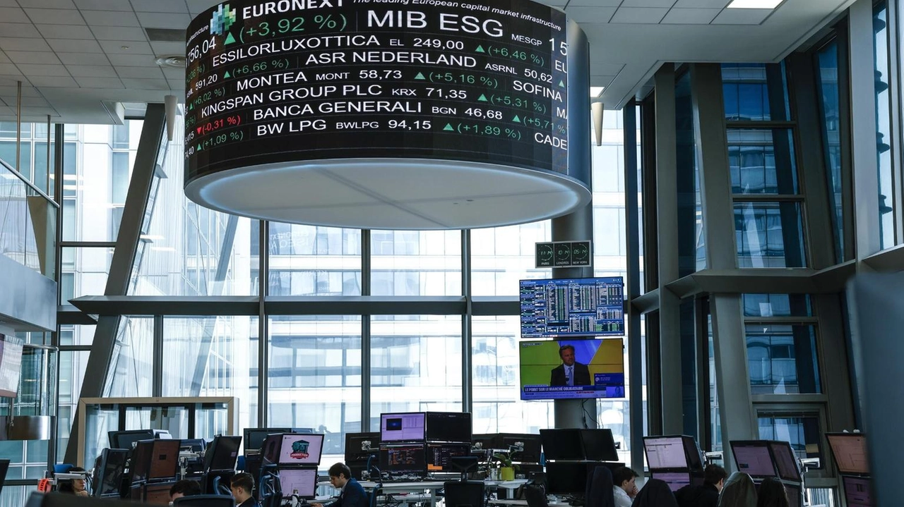 Lente sulle mosse della Fed. L'oro sui massimi, bene l'euro
