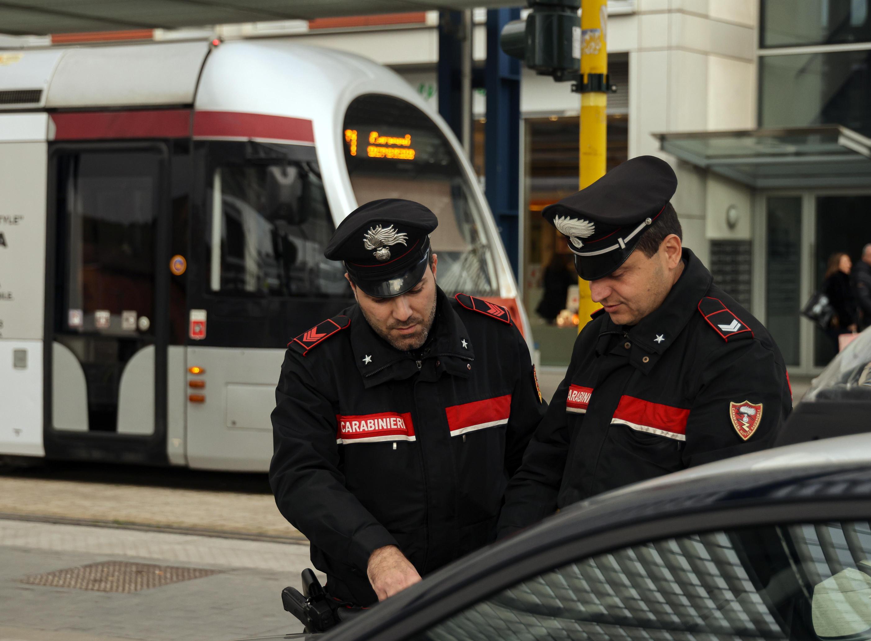 https://www.lanazione.it/image-service/view/acePublic/alias/contentid/NmViYjEwMTctMWE3Yi00/0/resistenza-zona-violenta-pugni-e-calci-in-piazza-e-non-e-la-prima-volta.jpeg