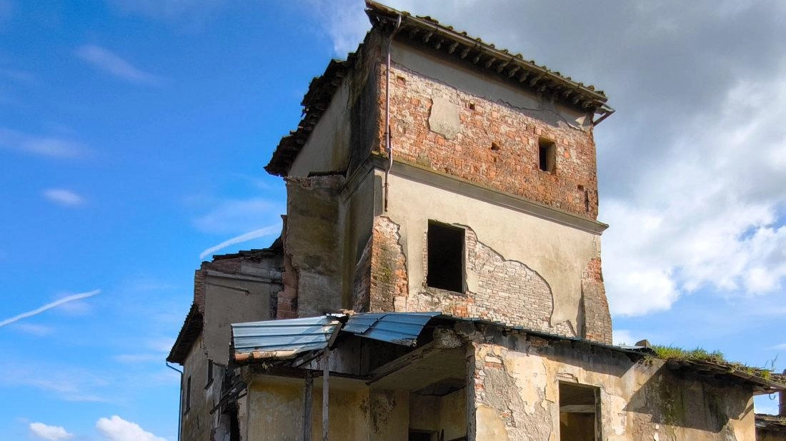 Fattoria Medicea, si corre ai ripari. Messi i puntelli sulla casa crollata