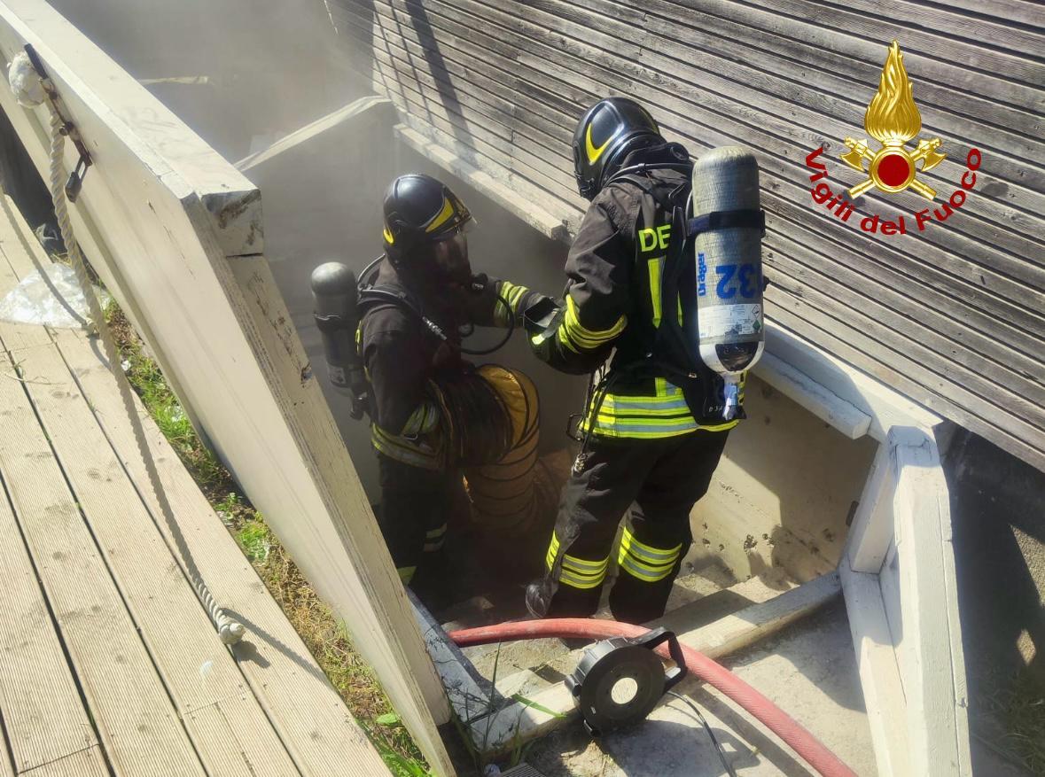 magazzino in fiamme i vigili del fuoco evitano che l incendio si propaghi da Lanazione.it magazzino in fiamme i vigili del fuoco evitano che l incendio si propaghi