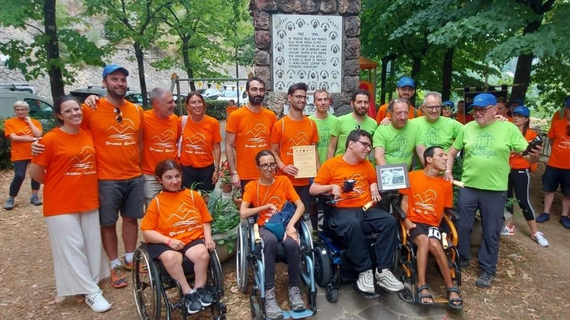 Il gruppo «Sulle ali dell’amicizia» ha ricevuto il Premio Nardini 2025 per aver portato giovani disabili in montagna Il gruppo «Sulle ali dell’amicizia» ha ricevuto il Premio Nardini 2025 per aver portato giovani disabili in montagna