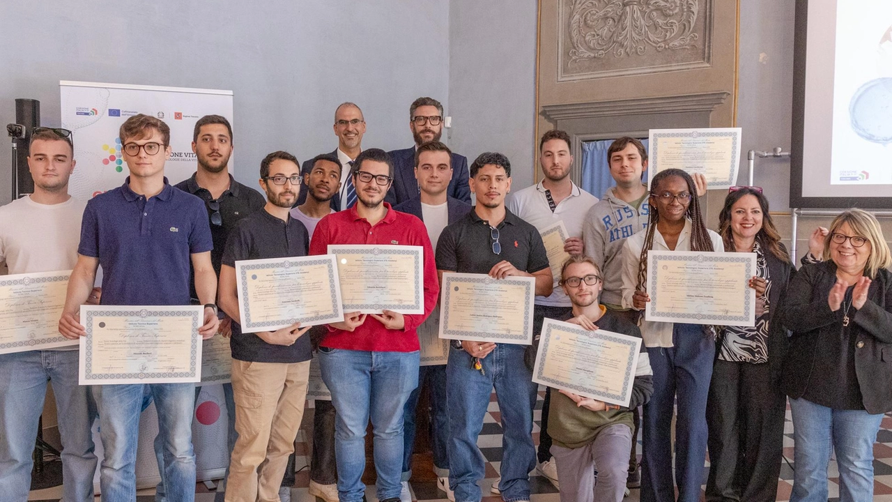 Foto di gruppo con la consegna degli attestati al convegno nel quale sono stati presentati i risultati della formazione degli Its Foto di gruppo con la consegna degli attestati al convegno nel quale sono stati presentati i risultati della formazione degli Its