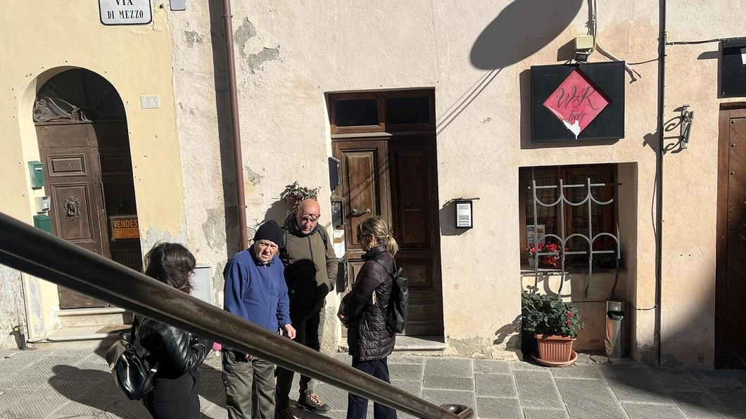 Gli abitanti sconvolti dalla tragica notizia rimbalzata dalla televisione e dai social. Chiuse le attività ed è palpabile la partecipazione delle persone al dramma .