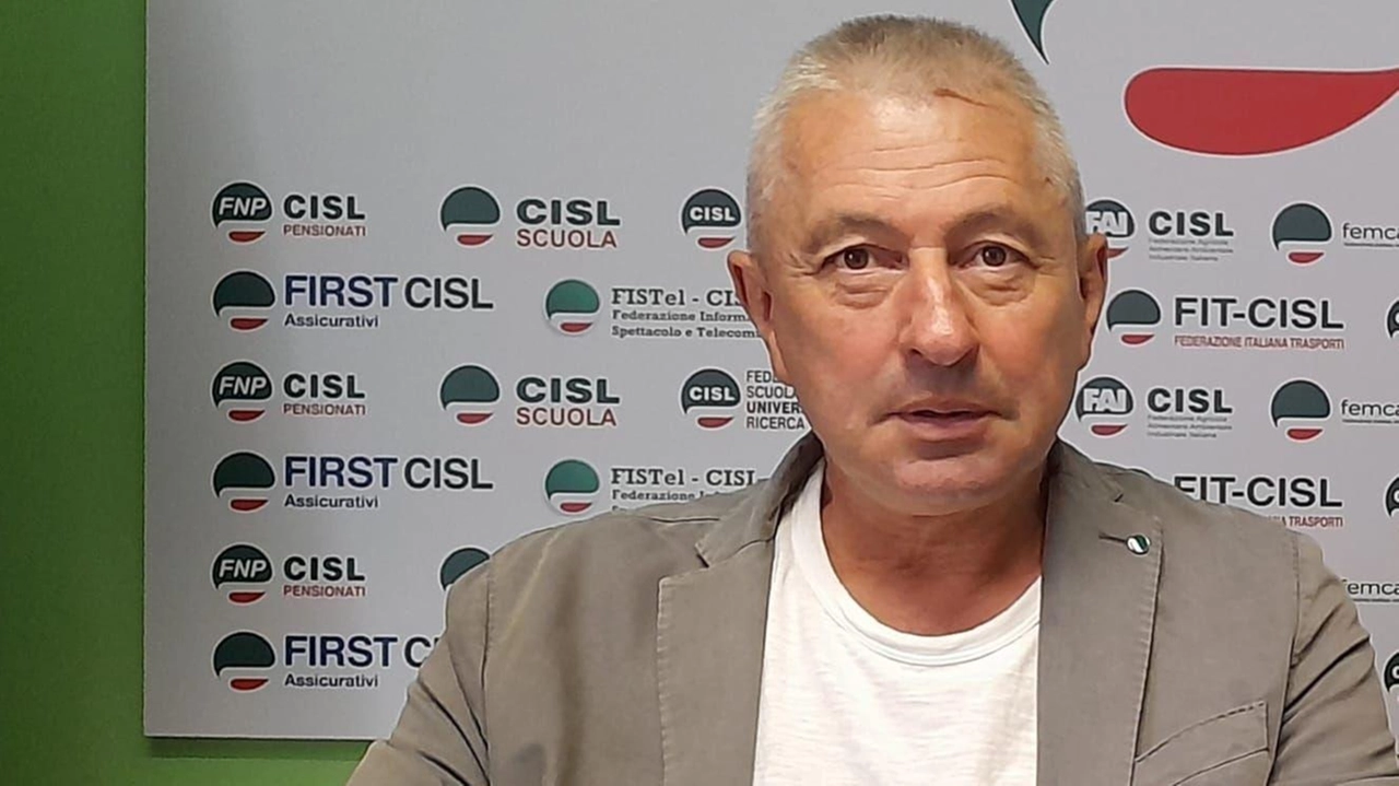 Il segretario generale della Cisl Angelo Manzotti: "Un patto per lo sviluppo. Al nanismo delle imprese rispondere con le aggregazioni e le reti di filiera". Il segretario generale della Cisl Angelo Manzotti: "Un patto per lo sviluppo. Al nanismo delle imprese rispondere con le aggregazioni e le reti di filiera".