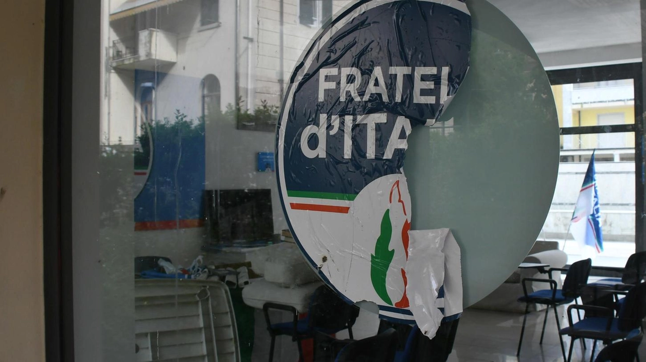 La vetrina devastata della sede di Fratelli d’Italia di piazza Brucellaria. La senatrice Donatella Campione intende trovare i responsabili dell’atto vandalico che potranno essere. inchiodati. dalle telecamere La vetrina devastata della sede di Fratelli d’Italia di piazza Brucellaria. La senatrice Donatella Campione intende trovare i responsabili dell’atto vandalico che potranno essere. inchiodati. dalle telecamere