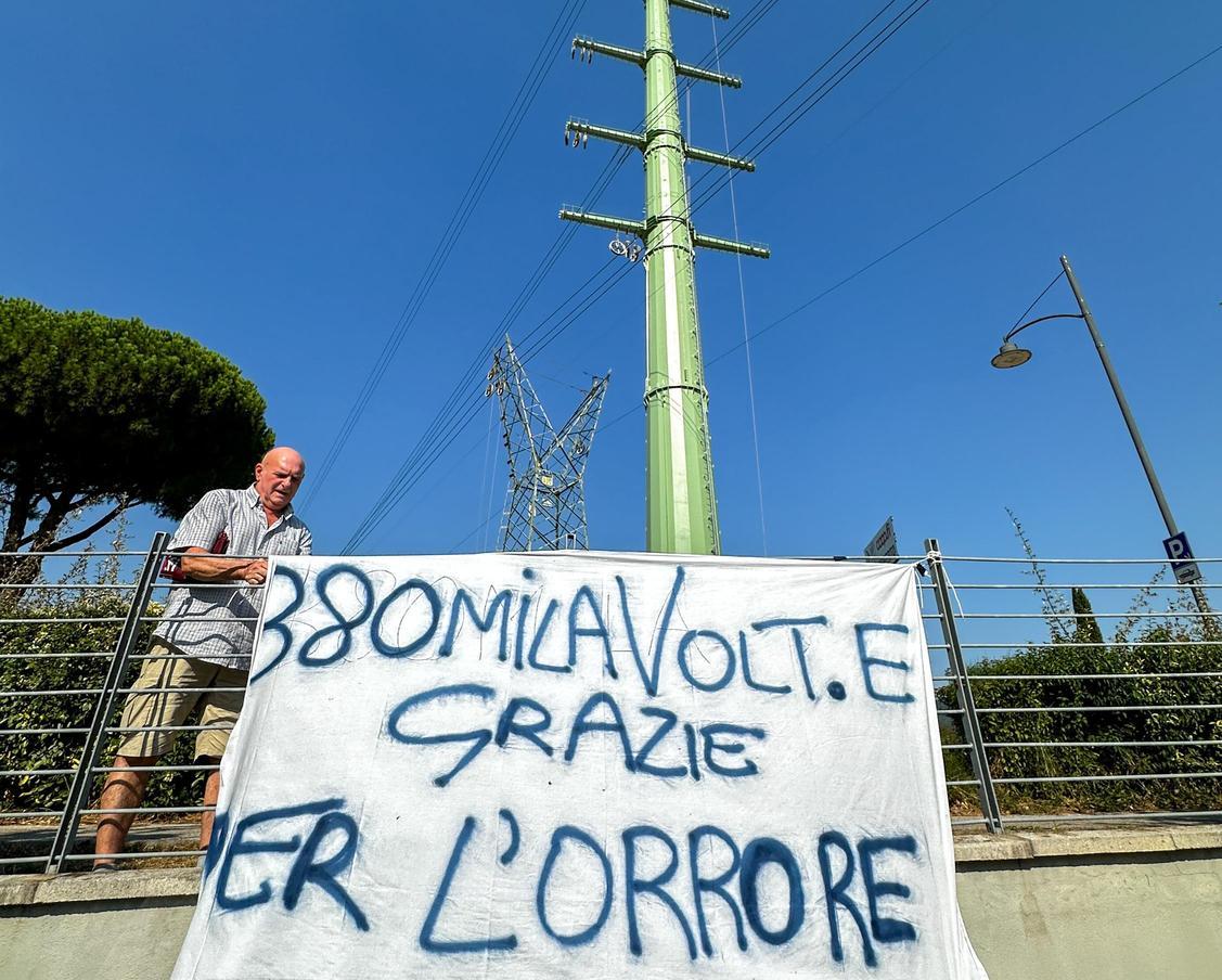 Elettrodotto, proteste e striscioni: "Il nostro panorama verrà stravolto"