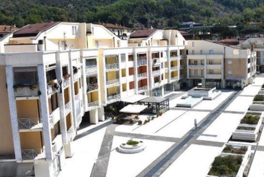 https://www.lanazione.it/image-service/view/acePublic/alias/contentid/NmVmNGI1YjQtYTJlNy00/0/ex-montecatini-arriva-la-firma-il-comune-si-prende-il-parcheggio-area-utile-al-rilancio-del-centro.jpeg?f=1.91:1&w=1200