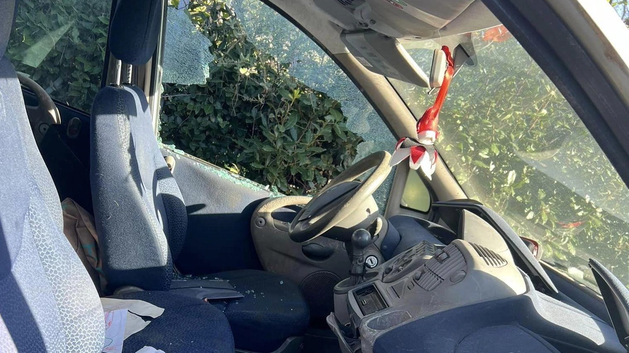 L’auto svaligiata di Sara Santucci, anche lei rimasta vittima di un colpo all’auto «Dall’estate – ha scritto sui social – credo sia la terza volta. È stancante. Molto» L’auto svaligiata di Sara Santucci, anche lei rimasta vittima di un colpo all’auto «Dall’estate – ha scritto sui social – credo sia la terza volta. È stancante. Molto»