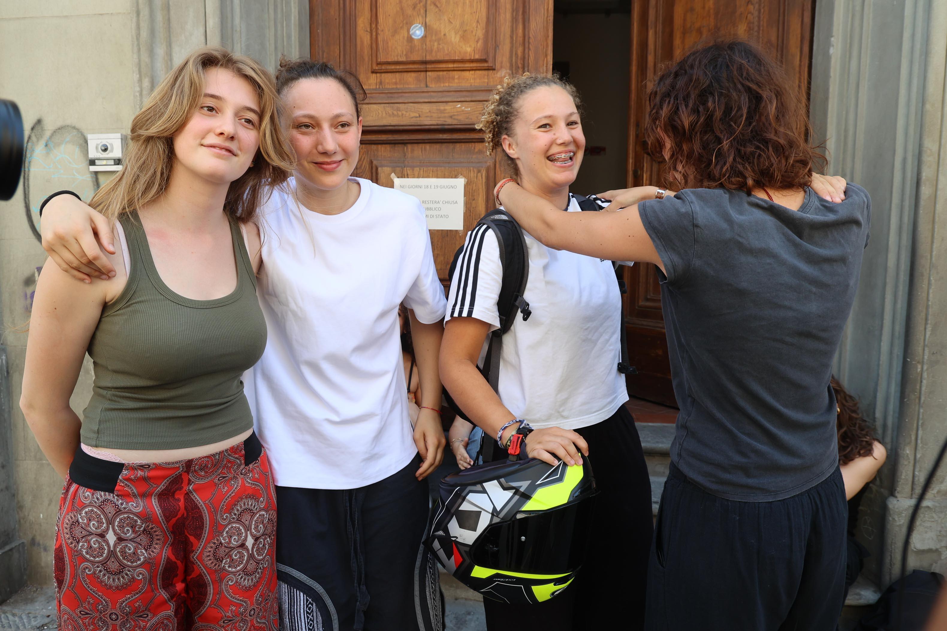 Ansia, sorrisi e speranze: maturità, la prima è andata. “Sospiro di sollievo” Ansia, sorrisi e speranze: maturità, la prima è andata. “Sospiro di sollievo”