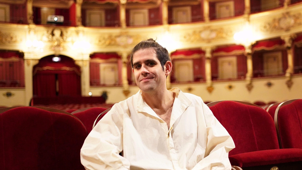 L’attore teatrale Matthias Martelli è anche drammaturgo e giullare. Lo spettacolo è prodotto dal Melo Tondo Aps. (foto di Lorenzo Porrazzini) L’attore teatrale Matthias Martelli è anche drammaturgo e giullare. Lo spettacolo è prodotto dal Melo Tondo Aps. (foto di Lorenzo Porrazzini)