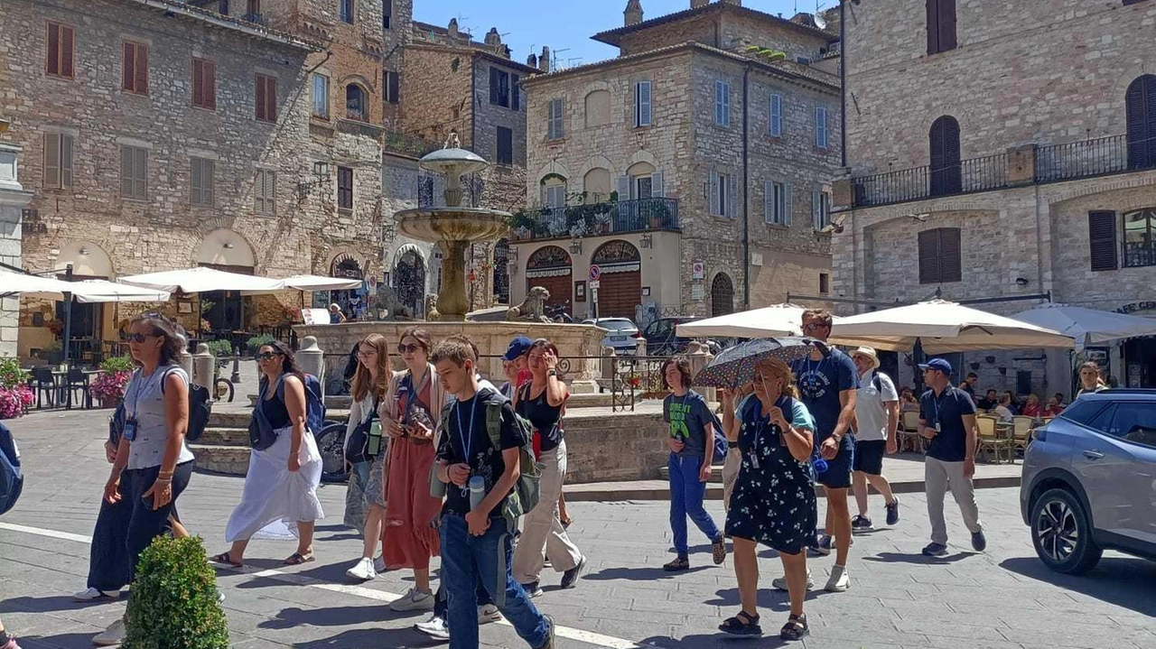 Il bando punta all’adeguamento di vetrine, insegne e bacheche. per rendere la città più bella Il bando punta all’adeguamento di vetrine, insegne e bacheche. per rendere la città più bella