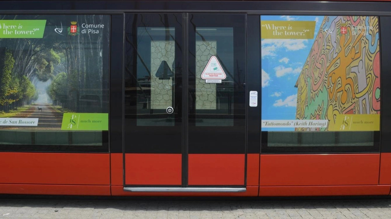 Il Comune di Pisa promuove la città con grandi immagini sulla tramvia di Nizza, invitando turisti a scoprire le bellezze oltre la Torre Pendente. Il Comune di Pisa promuove la città con grandi immagini sulla tramvia di Nizza, invitando turisti a scoprire le bellezze oltre la Torre Pendente.