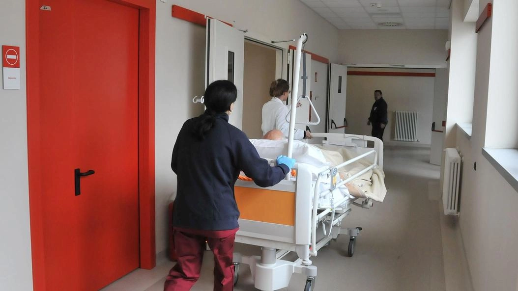 Il corridoio di un ospedale in una foto d’archivio Il corridoio di un ospedale in una foto d’archivio