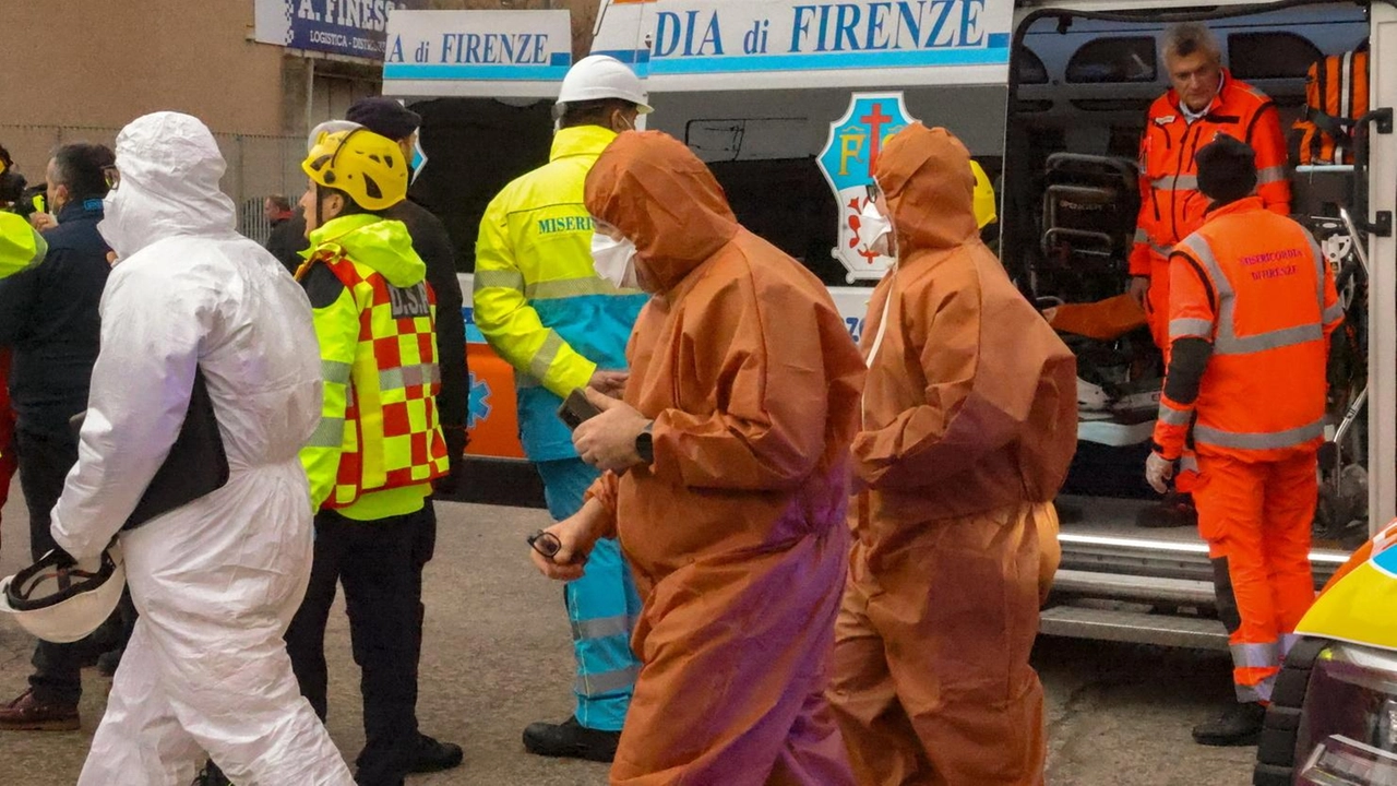 Un'esplosione alla raffineria Eni di Calenzano ha causato due morti e tre dispersi, con un'onda d'urto avvertita in tutta la zona. Un'esplosione alla raffineria Eni di Calenzano ha causato due morti e tre dispersi, con un'onda d'urto avvertita in tutta la zona.