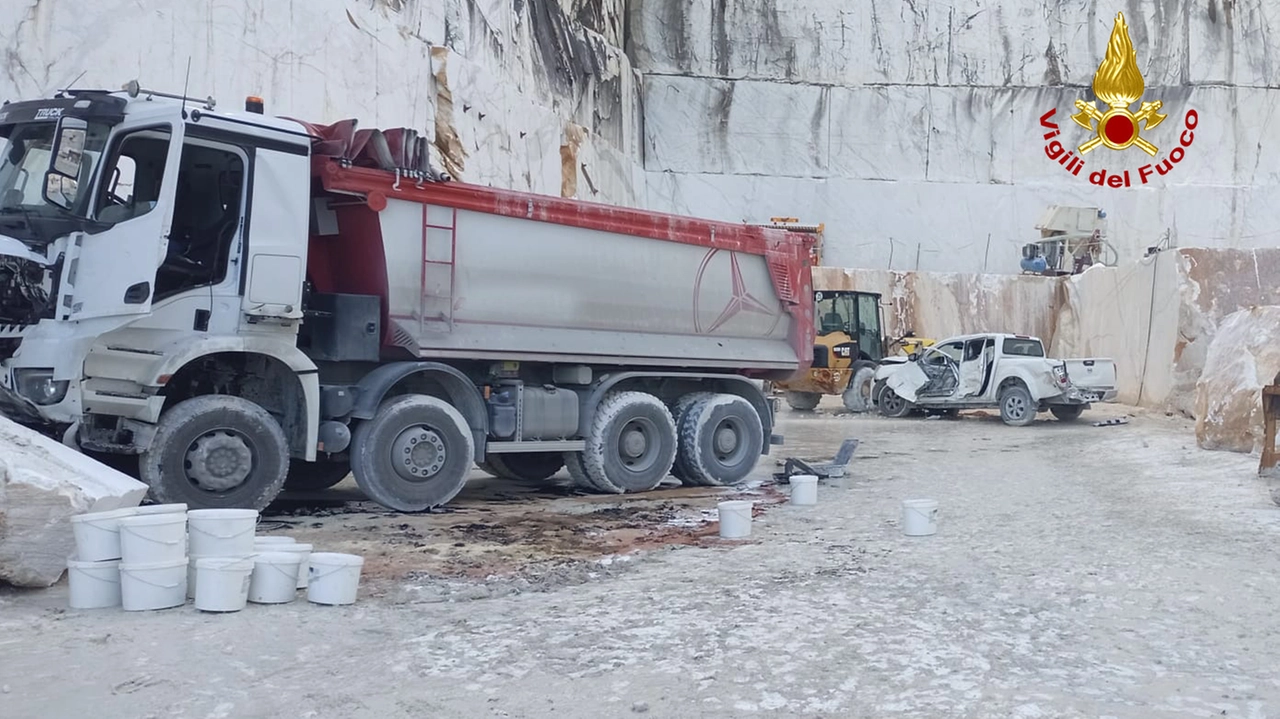 La scena dell'incidente: coinvolti un camion, che ha fatto un salto di tre metri, è un'auto, che nella foto si vede più a destra fortemente danneggiata La scena dell'incidente: coinvolti un camion, che ha fatto un salto di tre metri, è un'auto, che nella foto si vede più a destra fortemente danneggiata