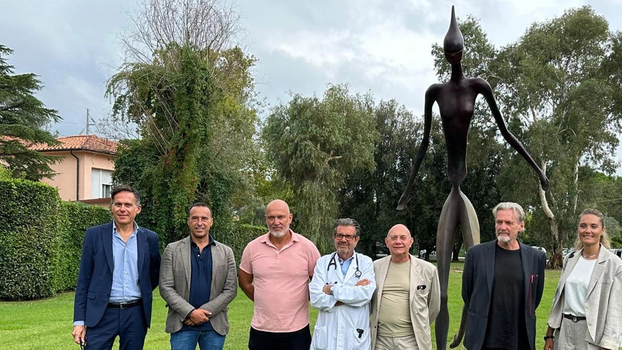 La presentazione della scultura di Signorini nei giardini della clinica San Rossore La presentazione della scultura di Signorini nei giardini della clinica San Rossore