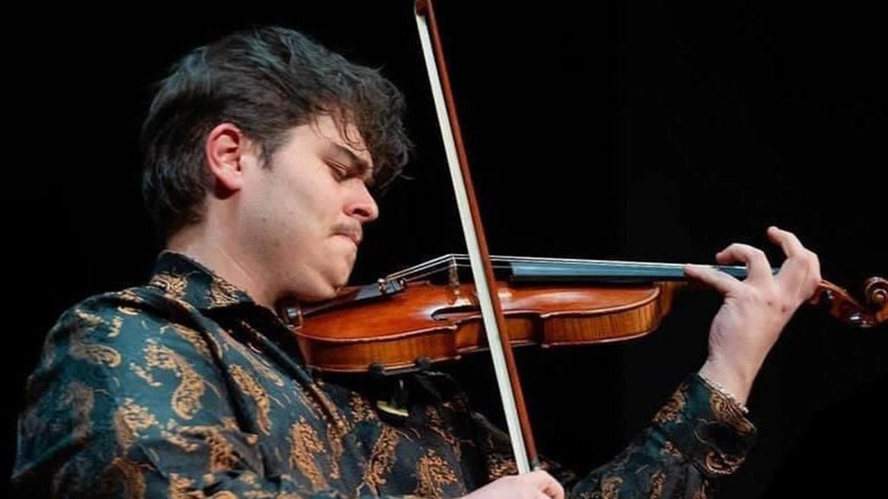 Il talentuoso violinista rumeno Mihail Ion sarà accompagnato sul palco dal pianista Umberto Ruboni, anche lui forte di un bagaglio di tutto rispetto Il talentuoso violinista rumeno Mihail Ion sarà accompagnato sul palco dal pianista Umberto Ruboni, anche lui forte di un bagaglio di tutto rispetto