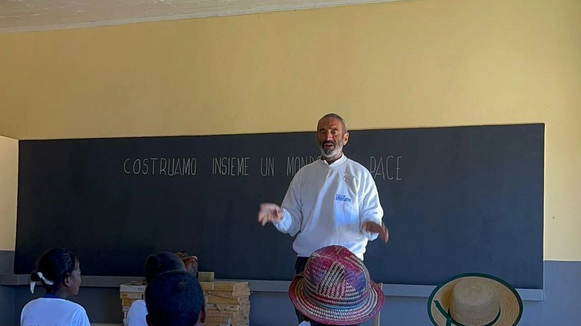 Don Donato Agostinelli con i bambini del villaggio nella nuova scuola dove potranno avere l’adeguata istruzione